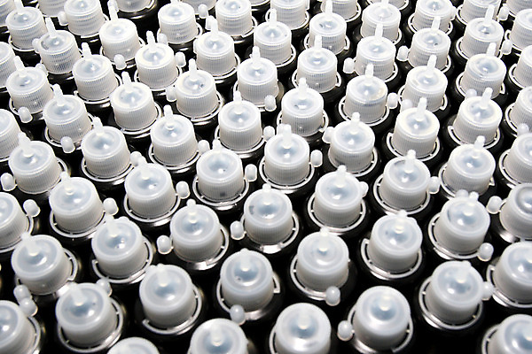 포토 JPG 해외이미지 산업 과학 유리병 건강 병원 실험 그림자 사람없음 치료 약 고통 항아리 독약 액체 실험실 질병 플라스틱 약국 플라스크 튜브 조제 돌봄 백신 수소 신맛 예방접종 줄서기 캡모자 화학물질 해외202004 해외포토 모자_잡화 감정 의학 모션 재질 병_용기 실험기구 도자기 원소 화학 맛 만들기 접종 파일형식 이미지허브