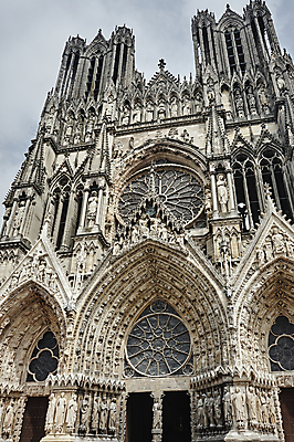포토 JPG 해외이미지 구름 유럽 종교 벽 창문 하늘 사람없음 건물 장식 성당 교회 탑 프랑스 도시 중세 활 고딕 해외202004 해외포토 자연요소 건축물 나라 종교건축 역사 파일형식 이미지허브
