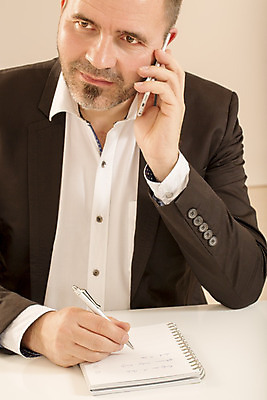 포토 JPG 해외이미지 백인 직업 1 라이프스타일 남자 셔츠 비즈니스 통신 모바일 노동자 스트레스 세포 실내 피곤 한명 사람 앉기 스마트폰 사무실 분노 흰색 표현 업무 비즈니스맨 좌절 전화기 책상 걱정 경영자 문제 긴장 경영 과로 과부하 우울증 트러블 해외202004 해외포토 서양인 감정 컬러 가구 컨셉 상의 모션 내부 생활 핸드폰 스마트기기 작업 직장인 질병 리더 파일형식 이미지허브