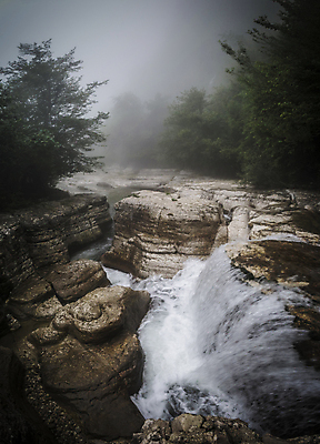 포토 JPG 해외이미지 나무 여행 모션 자연 휴가 풍경 사람없음 야외 물 강 골짜기 어둠 폭포 수확 안개 바위 개울 황무지 고독 돌산 휴양지 웨이브 지역 비네팅 깊이 삼림지대 조지아 효과 해외202004 해외포토 자연요소 식물 감정 농업 날씨 산 촬영기법 장소 돌_바위 숲 생태계 동유럽 파일형식 이미지허브