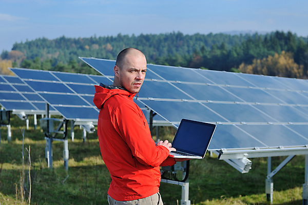 포토 JPG 해외이미지 주간 남자 산 한명 들기 상반신 성인 야외 옆모습 노트북 타이핑 태양에너지 집열판 성인남자한명만 해외202004 해외포토 자연요소 1 뷰포인트 모션 사람 전자제품 그린에너지 남자한명만 성인남자만 파일형식 이미지허브