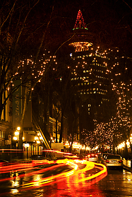 포토 JPG 해외이미지 여행 캐나다 건축양식 자동차 하늘 전등 사람없음 건물 빨간색 물 도시풍경 반사 탑 흰색 도시 재산 도심 야간 스카이라인 벤쿠버 해외202004 해외포토 자연요소 건축물 건축 육상교통 컬러 북아메리카 조명 풍경 금융 파일형식 이미지허브