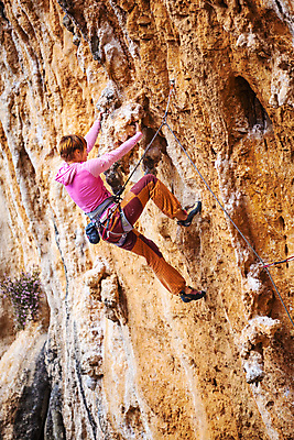포토 JPG 해외이미지 주간 전신 여자 매달리기 한명 성인 야외 옆모습 암벽 오르기 암벽등반 암벽등반가 성인여자한명만 해외202004 해외포토 자연요소 1 뷰포인트 모션 사람 등산 여자한명만 성인여자만 파일형식 이미지허브