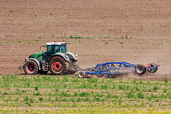 포토 JPG 해외이미지 산업 밭 농업 자연 하늘 풍경 사람없음 초록색 농장 농경지 갈색 환경 기계 흙 봄 장비 수확 성장 시골 작업 농부 땅 만취 준비 먼지 장면 트랙터 밭일 심기 쟁기 평야 세련 해외202004 해외포토 직업 계절 컬러 모션 농기계 생태계 특수차량 술취함 파일형식 이미지허브