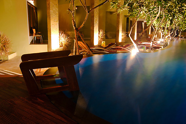 포토 JPG 해외이미지 나무 의자 사다리 호텔 휴가 휴식 조명 건강 사람없음 야외 물 파란색 빛 반사 수영 스파 꿈 시간 쌍 분위기 재산 고급 야간 저녁 번개 휴양지 해외202004 해외포토 자연요소 식물 컬러 가구 컨셉 숙소 날씨 금융 장소 도구 수상스포츠 파일형식 이미지허브