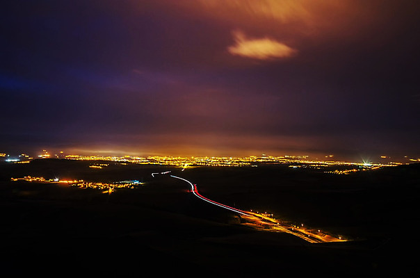 포토 JPG 해외이미지 도로 여행 밭 모션 자동차 풍경 사람없음 빨간색 빛 어둠 줄무늬 흰색 도시 고속도로 스페인 야간 속도 해외202004 해외포토 자연요소 유럽 길 육상교통 컬러 무늬 농업 교통시설 파일형식 이미지허브