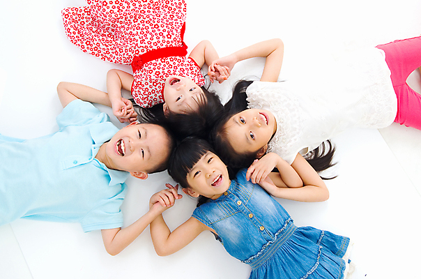 포토 JPG 해외이미지 라이프스타일 응시 여자 남자 행복 어린이 가족 바닥 한국 함께함 건강 미소 사람 동양인 소년 여러명 일본 중국 기쁨 결합 언니 거짓말 남동생 해외202004 해외포토 시선 감정 아시아 다수 컨셉 관계 표정 인종 생활 자매 동생 파일형식 이미지허브