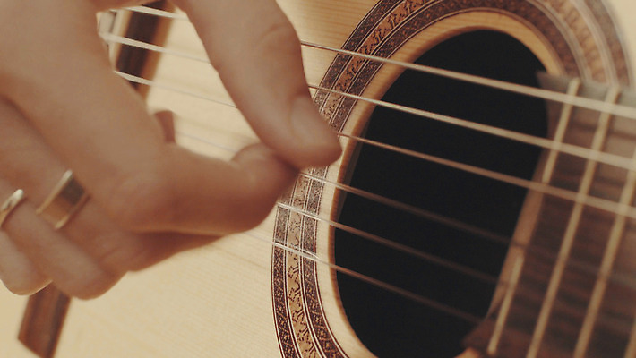 포토 JPG 해외이미지 백인 1 손 남자 줄 음악 놀이 주택 실내 미술 사람 사람없음 갈색 노란색 소리 음악가 장비 회색 기타 반지 닫기 싱글 기타리스트 플레이어 혼자 해외202004 해외포토 서양인 직업 컬러 장신구 모션 현악기 문화예술 내부 건물 신체부위 연주자 파일형식 이미지허브