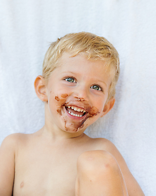 포토 JPG 해외이미지 백인 1 남자 행복 얼굴 어린이 음식 백그라운드 한명 사람 소년 금발 초콜릿 기쁨 흰색 표현 아기 입 닫기 달콤 걸음마 고립 해외202004 해외포토 서양인 헤어스타일 감정 컬러 모션 디저트 신체부위 맛 파일형식 이미지허브