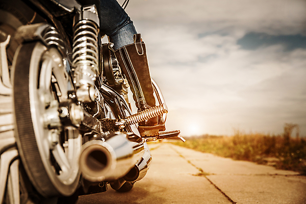 포토 JPG 해외이미지 디자인 여자 도로 여행 신발 교통시설 부츠 앉기 성인 사람없음 야외 태양 갈색 금속 자전거 힘 일몰 새벽 자유 오토바이 바퀴 승차 헬멧 가죽 아래 철 속도 싱글 튜브 엔진 모터 반항 라이더 양발 카피스페이스 해외202004 해외포토 자연요소 길 컬러 교통 컨셉 모션 재질 사람 노을 바이크 공백 보호장비 방향 시설 위치 파일형식 이미지허브