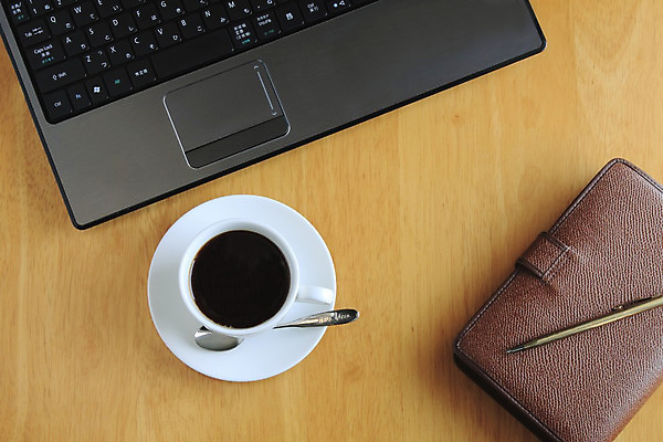 포토 JPG 해외이미지 커피 음료 비즈니스 휴식 사람없음 목재 컵 갈색 검은색 어둠 카페 굽기 책상 아로마 에스프레소 카페인 해외202004 해외포토 나무 식기 컬러 가구 컨셉 재료 상점 구이 파일형식 이미지허브