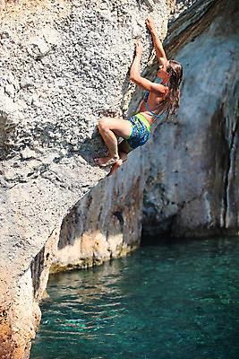 포토 JPG 해외이미지 백인 1 라이프스타일 여자 수영복 스포츠 바다 섬 이동 산 한명 안전 사람 풍경 취미 야외 물 여름 비키니 태양 힘 도전 바위 흰색 위험 그리스 오르기 깊이 혼자 해외202004 해외포토 자연요소 서양인 옷 계절 유럽 컬러 컨셉 모션 생활 돌_바위 파일형식 이미지허브