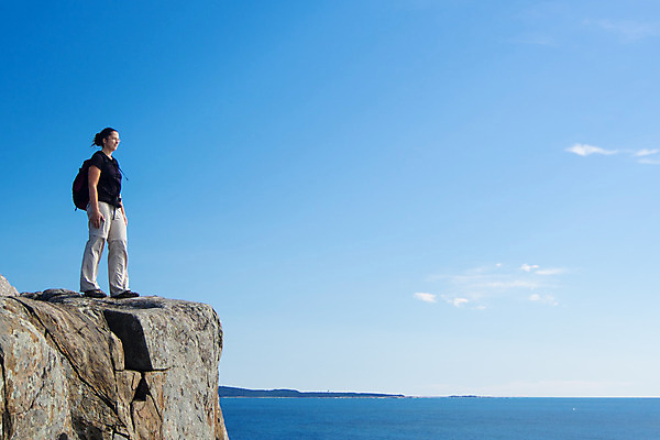 포토 JPG 해외이미지 백인 공원 여자 바다 자연 산 한명 서기 풍경 성인 야외 물 미국 하이킹 정상 오르기 대서양 해외202004 해외포토 자연요소 서양인 1 공공시설 북아메리카 모션 레저 사람 생태계 파일형식 이미지허브