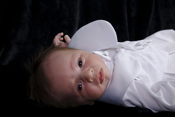 포토 JPG 해외이미지 옷 아들 어린이 새로움 실내 한명 사람 소년 표현 아기 닫기 축복 묘사 세례 해외202004 해외포토 1 남자 컨셉 가족 모션 내부 파일형식 이미지허브