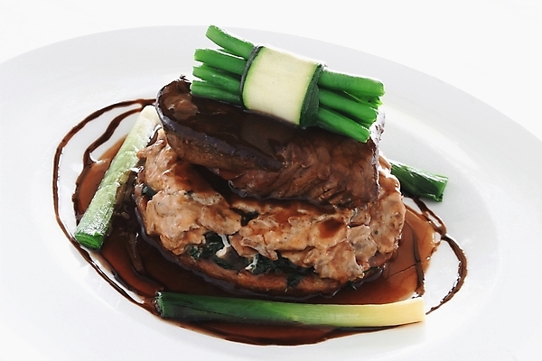 포토 JPG 해외이미지 그릇 접시 육류 스테이크 요리 사람없음 식사 저녁식사 소고기 튀김 그릴 자르기 메인 갈비뼈 점심식사 등심 해외202004 해외포토 식기 음식 식재료 모션 주방용품 뼈 서양음식 파일형식 이미지허브