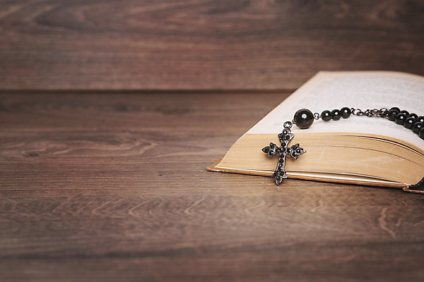포토 JPG 해외이미지 교육 기독교 종교 백그라운드 컨셉 십자가 목걸이 학교 탁자 사랑 사람없음 목재 책 스터디 갈색 교회 우주 믿음 검은색 성경 천주교 수확 기도 시골 예수 영혼 집중 심볼 오브젝트 사인 복고 신성 묵주 숭배 신앙심 옛날 장학금 해외202004 해외포토 나무 감정 컬러 가구 농업 재료 장신구 종교용품 학습 신_종교 파일형식 지원금 이미지허브