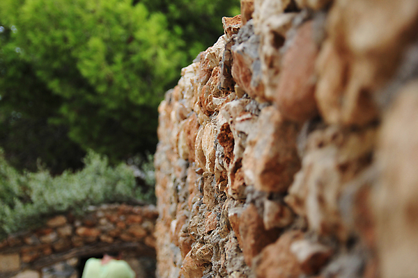 포토 JPG 해외이미지 식물 벽 사람없음 건물 초록색 울타리 마을 바위 폐허 점토 건축업자 옛날 해외202004 해외포토 건축물 건축 컬러 담장 돌_바위 파일형식 이미지허브