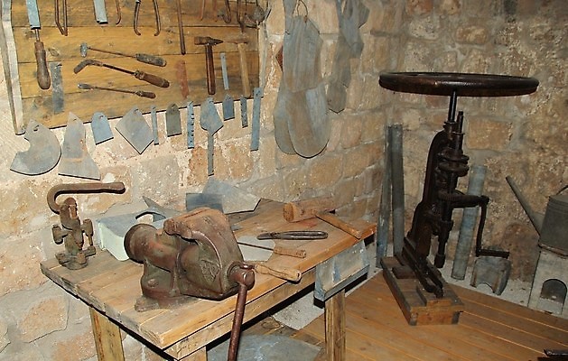 포토 JPG 해외이미지 전통 부분 주택 사람없음 건물 금속 장비 공구 나사 업무 작업 칼날 작업실 수리 망치 자르기 철 부식 복고 먼지 볼트 펜치 구식 옛날 철강 해외202004 해외포토 건축물 모션 재질 도구 파일형식 이미지허브