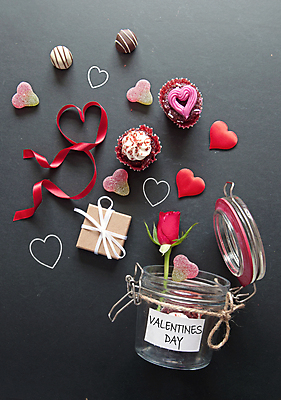 포토 JPG 해외이미지 꽃잎 꽃 리본 컨셉 돈 발렌타인데이 선물 사랑 사람없음 상자 장미 초콜릿 칠판 저축 돼지저금통 하트 마음 항아리 컵케이크 예산 해외202004 해외포토 모양 식물 감정 데이이벤트 디저트 금융 케이크 저금통 도자기 재산 파일형식 이미지허브