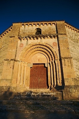 포토 JPG 해외이미지 유럽 종교 벽 십자가 창문 사람없음 목재 파란색 교회 문 계단 탑 바위 기둥 스페인 저녁 아치 신성 해외202004 해외포토 나무 건축물 건축 나라 컬러 재료 종교건축 건물 돌_바위 야간 파일형식 이미지허브