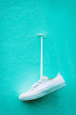 포토 JPG 해외이미지 라이프스타일 옷 벽 스포츠 백그라운드 운동화 신발 컨셉 흑백 매달리기 건강 사람없음 파란색 컬러풀 유행 수확 흰색 쌍 스니커즈 오브젝트 고립 운동화끈 스타일 해외202004 해외포토 컬러 농업 모션 촬영기법 생활 끈 파일형식 이미지허브