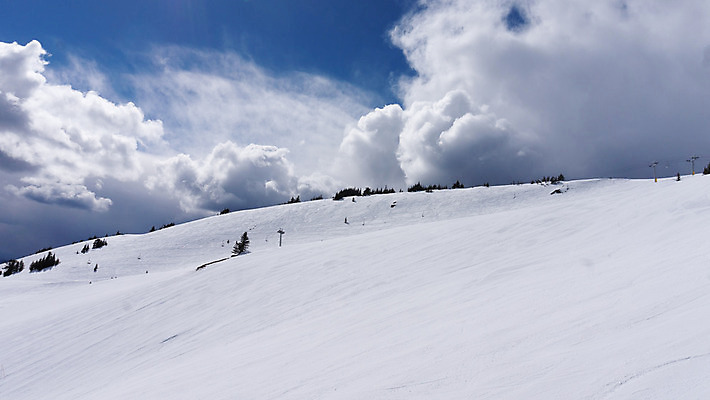 포토 JPG 해외이미지 계절 스포츠 여행 겨울 자연 하늘 휴가 스키 산 파노라마 풍경 경사 사람없음 야외 파란색 평화 냉동 얼음 침묵 추위 흰색 스노우보드 가루 고도 휴양지 선로 절정 눈내림 해외202004 해외포토 자연요소 컬러 컨셉 겨울스포츠 눈_날씨 촬영기법 소리 장소 보드_스포츠 생태계 파일형식 이미지허브