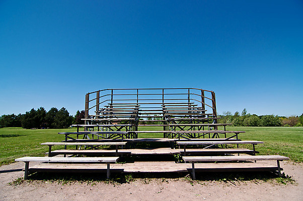 포토 JPG 해외이미지 공원 스포츠 밭 벤치 하늘 사람없음 야외 목재 파란색 컬러풀 야구 다이아몬드 해외202004 해외포토 나무 공공시설 컬러 농업 의자 재료 구기 보석 파일형식 이미지허브