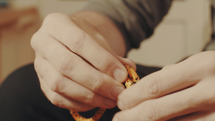 포토 JPG 해외이미지 라이프스타일 손 남자 밧줄 스포츠 포즈 넥타이 주택 기술 실내 관리 안전 사람 사람없음 운동 노란색 등산 장비 체험 닫기 연습 매듭 보험 산악가 해외202004 해외포토 잡화 줄 컬러 컨셉 모션 건강 내부 건물 생활 신체부위 트래킹 파일형식 이미지허브