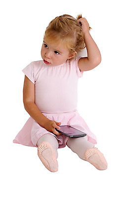 포토 JPG 해외이미지 어린이 분홍색 모바일 한명 사람 앉기 스마트폰 핸드폰 머리 댄서 흰색 표현 작음 질문 불안 발레 발레리나 발레복 입내밀기 걸음마 고립 혼란 해외202004 해외포토 직업 1 옷 감정 컬러 컨셉 모션 신체부위 전자제품 스마트기기 춤 크기 파일형식 이미지허브