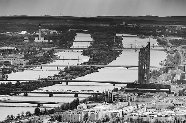 포토 JPG 해외이미지 공원 유럽 여행 백그라운드 건축양식 자연 하늘 산 흑백 안테나 파노라마 풍경 사람없음 야외 금융 강 하이앵글 반사 여행객 탑 블록 도시 센터 비엔나 오스트리아 정상 숲 언덕 타운 스카이라인 다뉴브강 해외202004 해외포토 건축물 공공시설 건축 나라 뷰포인트 통신 촬영기법 사람 경제 생태계 파일형식 이미지허브