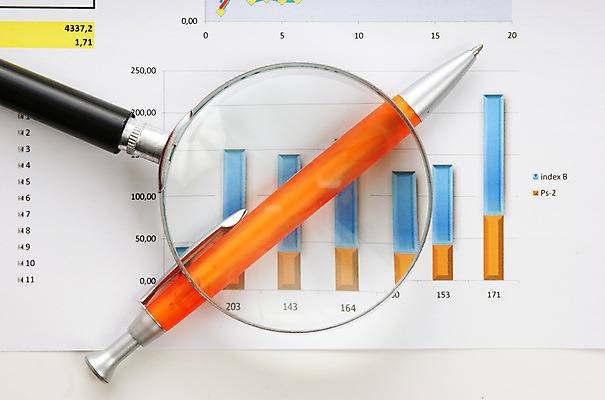 포토 JPG 해외이미지 직업 산업 탁자 그래프 사람없음 사무실 펜 공연 도구 기록 고리 계산 카운트 해외202004 해외포토 가구 비즈니스 이벤트 필기구 파일형식 이미지허브