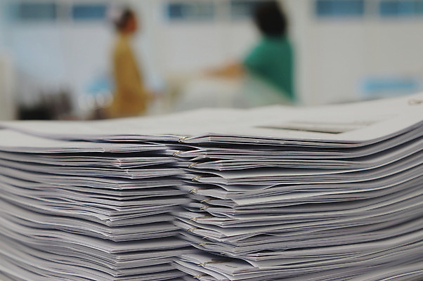 포토 JPG 해외이미지 직업 종이 컨셉 비즈니스 텍스트 탁자 직장 사람없음 사무실 쌓기 자료 방 정보 업무 그룹 주식 수집 읽기 책상 계약 오브젝트 보고서 문서 파일 바쁨 폴더 수납 경영 많음 해외202004 해외포토 가구 회사 모션 금융 작업 파일형식 이미지허브