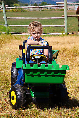 포토 JPG 해외이미지 백인 라이프스타일 남자 어린이 밭 농업 장난 자연 놀이 부츠 한명 사람 소년 야외 초록색 금발 농장 노란색 장비 운전 청바지 시골 작업 볏짚 농부 승차 트랙터 밭일 해외202004 해외포토 서양인 직업 1 헤어스타일 산업 컬러 신발 바지 모션 생활 짚 농기계 생태계 특수차량 파일형식 이미지허브