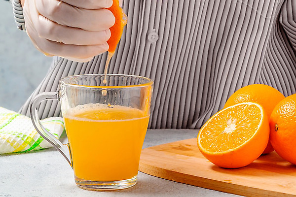 포토 JPG 해외이미지 손 여자 장갑 오렌지 단면 잔 한명 상반신 성인 주스 달콤 나무도마 짜기 성인여자한명만 해외포토 1 식기 잡화 음료 과일 모션 도마 사람 목재 신체부위 맛 여자한명만 성인여자만 파일형식 이미지허브