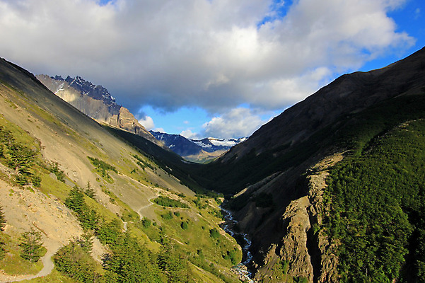 포토 JPG 해외이미지 공원 길 호수 여행 자국 자연 하늘 산 파노라마 풍경 사람없음 야외 파란색 컬러풀 탑 골짜기 계곡 미국 하이킹 황무지 부식 산등성이 멀리 칠레 남쪽 전국 절정 지질학 해외202004 해외포토 건축물 공공시설 교육 컬러 북아메리카 레저 촬영기법 남아메리카 방향 생태계 파일형식 이미지허브