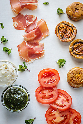 포토 JPG 해외이미지 음식 조각 백그라운드 토마토 재료 유리 치즈 샌드위치 육류 돼지고기 요리 사람없음 목재 초록색 갈색 쌓기 식당 버섯 이탈리아 추위 햄버거 흰색 신선 파마 사발 그릴 정상 지중해 민트 허브 크림 햄 베이컨 점심식사 고립 스페인어 치유 해외202004 해외포토 나무 식물 헤어스타일 유럽 바다 컬러 채소 식재료 모션 재질 주방용품 유제품 패스트푸드 상점 식사 사기그릇 파일형식 이미지허브