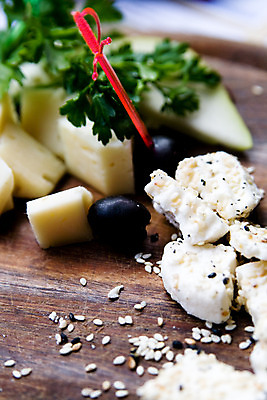 포토 JPG 해외이미지 음식 다이어트 염소 치즈 파슬리 건강 씨앗 사람없음 식사 허브 향신료 친환경 올리브 깨 입가심 해외202004 해외포토 식물 열매 채소 식재료 포유류 유제품 환경 조미료 향미료 파일형식 이미지허브