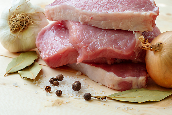 포토 JPG 해외이미지 음식 조각 백그라운드 재료 부분 양파 마늘 육류 돼지고기 스테이크 요리 사람없음 목재 주방 저녁식사 신선 자르기 준비 날것 소금 생식 해외202004 해외포토 나무 채소 식재료 모션 서양음식 식사 파일형식 이미지허브