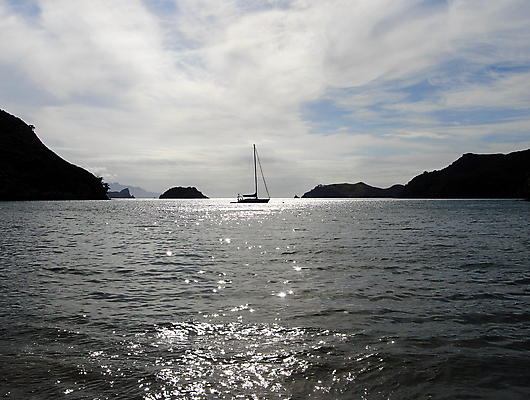 포토 JPG 해외이미지 구름 실루엣 파도 바다 섬 자연 하늘 불꽃 항해 기술 풍경 사람없음 물 반사 침묵 만 보트 플랫 언덕 뉴질랜드 닻 돛대 내추럴 해외202004 해외포토 자연요소 배_교통 불 촬영기법 소리 오세아니아 생태계 파일형식 이미지허브