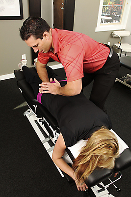 포토 JPG 해외이미지 백인 직업 여자 남자 2 벤치 뼈 건강 사람 성인 두명 치료 사무실 약 고통 시험 터치 환자 의사 흰색 지압 척추 방문 목 테라피 돌봄 압력 요통 조작 치유 해외202004 해외포토 서양인 교육 감정 컬러 의자 비즈니스 의학 모션 신체부위 뷰티 의료진 마사지 허리통증 파일형식 이미지허브