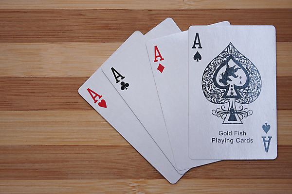 포토 JPG 해외이미지 백그라운드 놀이 탁자 성공 사람없음 빨간색 초록색 검은색 게임 하트 우승 쌍 신용카드 행운 재산 도박 정상 위험 카지노 클럽 기회 포커 잭 곤봉 라스베가스 승자 에이스 직진 해외202004 해외포토 모양 스포츠용품 컬러 가구 컨셉 금융 최고 트럼프 파일형식 이미지허브