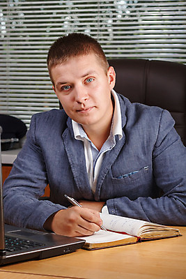 포토 JPG 해외이미지 백인 모델 직업 1 옷 남자 셔츠 돈 비즈니스 탁자 노동자 실내 한명 사람 앉기 정장 성인 목재 경제 컴퓨터 사무실 펜 유행 공책 재킷 회색 직물 기록 업무 작업 비즈니스맨 책상 경영자 옷입기 해외202004 해외포토 서양인 나무 컬러 가구 상의 재료 모션 문구용품 내부 전자제품 필기구 외투 직장인 재산 리더 파일형식 이미지허브