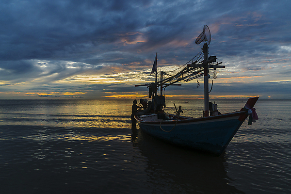 포토 JPG 해외이미지 파도 바다 여행 태국 자연 벽지 하늘 낚시 파노라마 풍경 사람없음 가로 물 여름 파란색 햇빛 태양 반사 노란색 여행객 일몰 업무 어선 오세아니아 수평선 해외202004 해외포토 자연요소 계절 나라 아시아 컬러 배_교통 레저 촬영기법 사람 노을 작업 생태계 파일형식 이미지허브