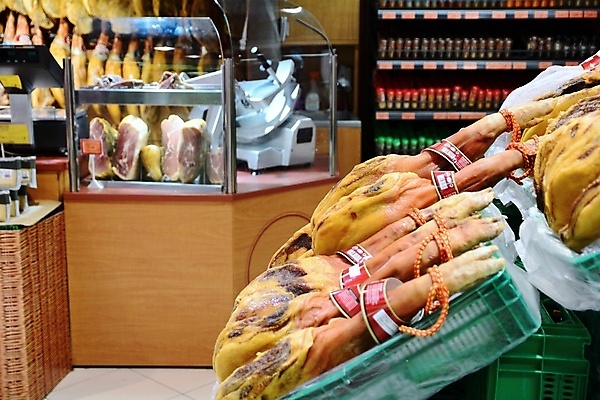 포토 JPG 해외이미지 전통 음식 건조 육류 돼지고기 사람없음 내부 초록색 상점 전시 돼지 주식 나무상자 계산대 햄 훈제 스페인어 정육점 해외202004 해외포토 컬러 식재료 포유류 금융 상자 파일형식 이미지허브