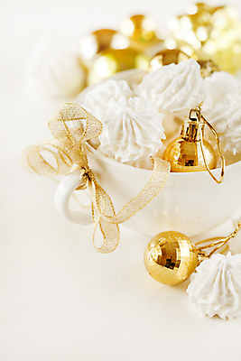 포토 JPG 해외이미지 리본 크리스마스 서양음식 실내 사람없음 아웃포커스 컵 쿠키 달콤 흰배경 머랭 오너먼트 해외202004 머랭쿠키 해외포토 식기 기념일 음식 백그라운드 크리스마스장식 디저트 촬영기법 내부 흰색 맛 파일형식 이미지허브