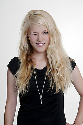 포토 JPG 해외이미지 스튜디오촬영 학생 긴머리 손 드레스 옷 여자 행복 얼굴 목걸이 회색배경 한명 서기 미소 세로 청춘 금발 파티 유행 검은색 놀람 표현 인사 우아함 엉덩이 유혹 환영 보여주기 고립 승인 스타일 성인여자만 연습생 세련 해외202004 해외포토 1 헤어스타일 감정 컬러 백그라운드 컨셉 장신구 모션 실내 표정 사람 이벤트 신체부위 회색 예절 연습 여자만 성인만 파일형식 이미지허브