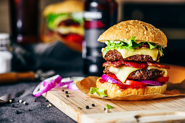 포토 JPG 해외이미지 패스트푸드 실내 사람없음 아웃포커스 한개 햄버거 나무도마 수제햄버거 적양파 해외202004 해외포토 1 양파 도마 촬영기법 내부 목재 인스턴트 파일형식 이미지허브