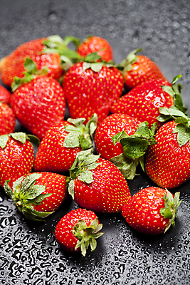 포토 JPG 해외이미지 열매 음식 백그라운드 다이어트 과일 자연 딸기 디저트 건강 사람없음 빨간색 초록색 물 상자 검은색 어둠 활발 젖음 신선 그룹 달콤 맛 떨어짐 정상 유기농 내추럴 숙성 채식주의자 해외202004 해외포토 자연요소 식물 웰빙 컬러 컨셉 생태계 채식 파일형식 이미지허브