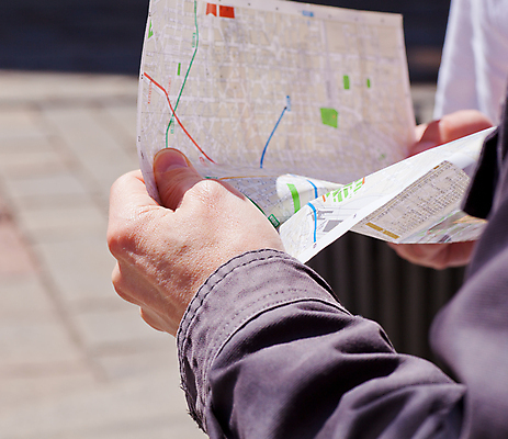 포토 JPG 해외이미지 주간 손 여행 지도 들기 야외 신체부위 약도 해외202004 해외포토 자연요소 모션 사람 파일형식 이미지허브