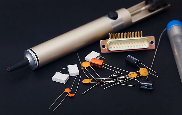 포토 JPG 해외이미지 백그라운드 기술 사람없음 가로 전자제품 검은색 장비 기술자 수리 연결 묘사 전자 펜치 통조림 콘덴서 해외202004 해외포토 직업 컬러 공구 파일형식 이미지허브